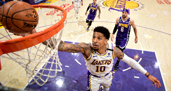NBA季后赛湖人与掘金比赛中球员突破上篮动作高清缩略图